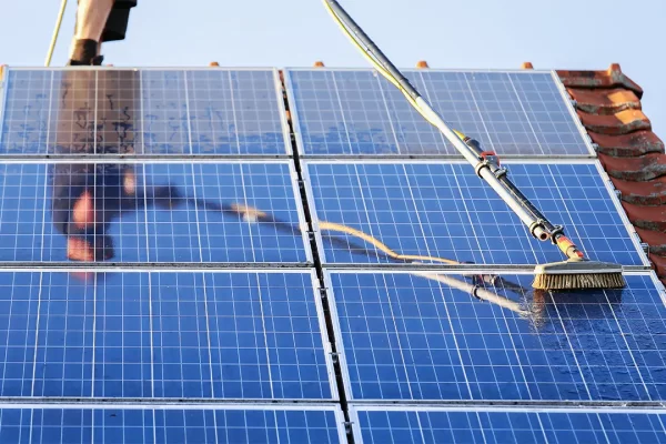 solar-panel-cleaning-1-600x400